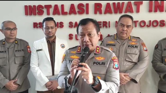Kapolda Jatim Irjen Tony Harmanto saat konferensi pers terkait operasi Cynctya gadis penjual peyek merangkak di RS Bhayankara Polda Jatim, Selasa (29/8/2023).
