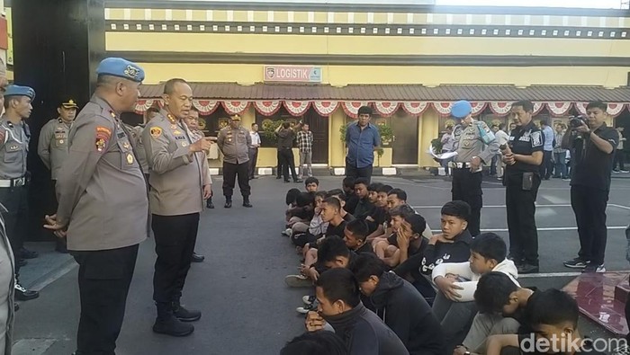 Kapolrestabes Makassar Kombes Mokhamad Ngajib saat memberi pembinaan kepada kelompok suporter PSM yang terlibat bentrok.
