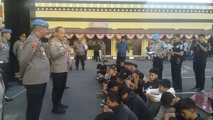 Kapolrestabes Makassar Kombes Mokhamad Ngajib saat memberi pembinaan kepada kelompok suporter PSM yang terlibat bentrok.