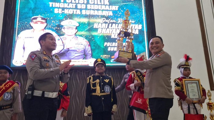 Kapolrestabes Surabaya Kombes Pasma dan Kasatlantas AKBP Arif menyerahkan trofi ke pemenang pocil