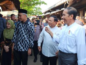 Jokowi-Prabowo Berbaju Putih, Ganjar Berbatik saat Blusukan Bareng