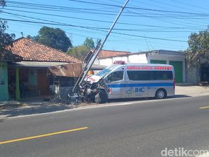 Detik-detik Ambulans Hendak ke RSU dr Soetomo Kecelakaan Karambol di Sampang