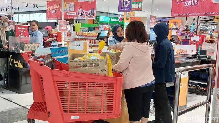 Kejar Transmart Full Day Sale di Sela Kerja, Pelanggan Ini Borong 2 Troli