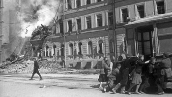 Sekolah di Leningrad yang rusak akibat dibom Nazi pada tahun 1941. Foto: Bored Panda