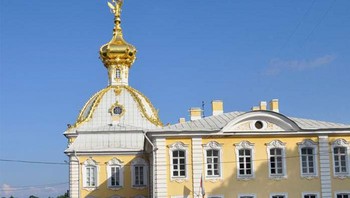 Peterhof Palace di Rusia yang terbakar akibat serangan Nazi dan kemudian direstorasi jadi seperti semula. Foto: Bored Panda