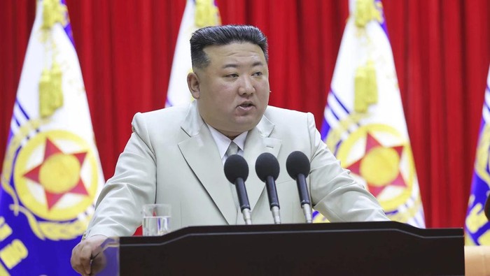 Kim Jong Un berpidato saat menginspeksi markas besar Angkatan Laut Korut. (Korean Central News Agency/Korea News Service via AP)