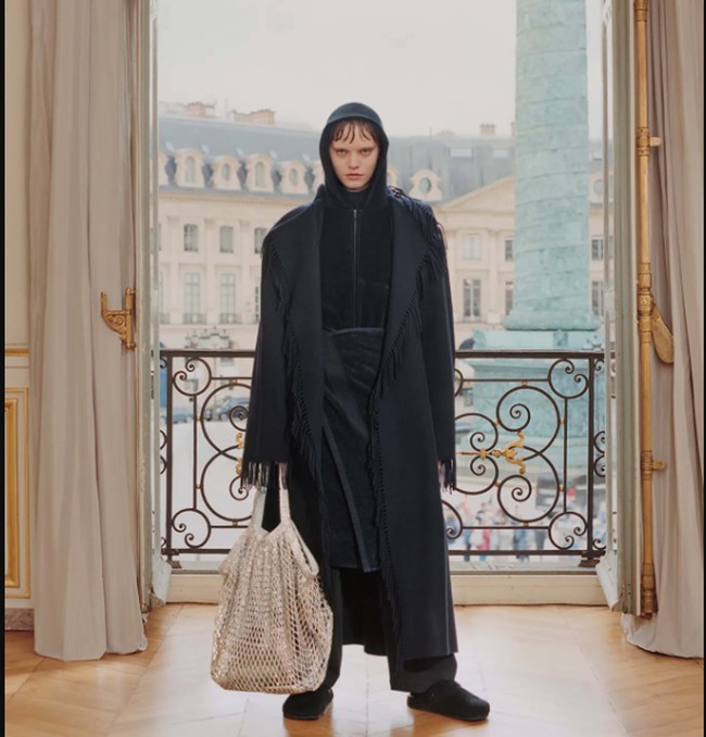 Koleksi terbaru Balenciaga Resort 2024 karya sang creative director Denma yang menghadirkan berbagai busana modern dengan sentuhan couture dan bisa digunakan untuk aneka aktivitas. Foto: Dok. Balenciaga.
