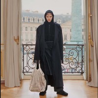 Koleksi terbaru Balenciaga Resort 2024 karya sang creative director Denma yang menghadirkan berbagai busana modern dengan sentuhan couture dan bisa digunakan untuk aneka aktivitas. Foto: Dok. Balenciaga.