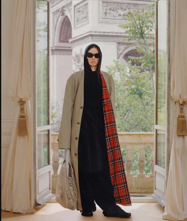 Koleksi terbaru Balenciaga Resort 2024 karya sang creative director Denma yang menghadirkan berbagai busana modern dengan sentuhan couture dan bisa digunakan untuk aneka aktivitas. Foto: Dok. Balenciaga.
