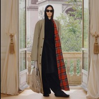 Koleksi terbaru Balenciaga Resort 2024 karya sang creative director Denma yang menghadirkan berbagai busana modern dengan sentuhan couture dan bisa digunakan untuk aneka aktivitas. Foto: Dok. Balenciaga.