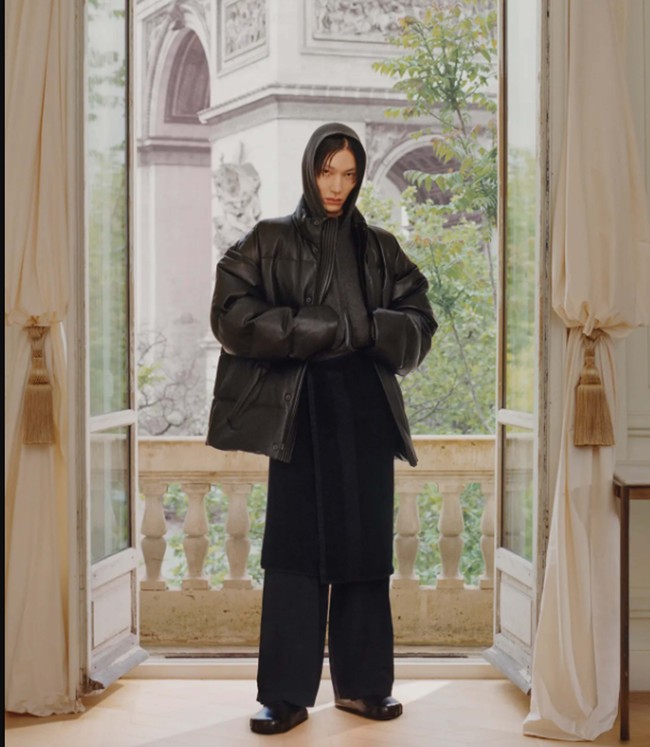 Koleksi terbaru Balenciaga Resort 2024 karya sang creative director Denma yang menghadirkan berbagai busana modern dengan sentuhan couture dan bisa digunakan untuk aneka aktivitas. Foto: Dok. Balenciaga.