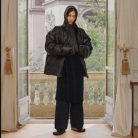 Koleksi terbaru Balenciaga Resort 2024 karya sang creative director Denma yang menghadirkan berbagai busana modern dengan sentuhan couture dan bisa digunakan untuk aneka aktivitas. Foto: Dok. Balenciaga.