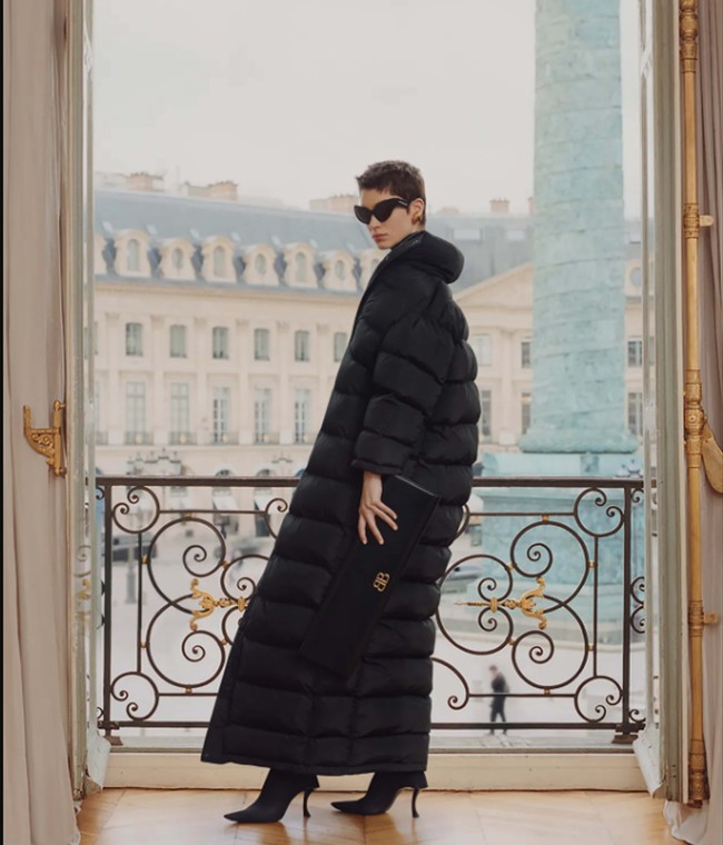 Koleksi terbaru Balenciaga Resort 2024 karya sang creative director Denma yang menghadirkan berbagai busana modern dengan sentuhan couture dan bisa digunakan untuk aneka aktivitas. Foto: Dok. Balenciaga.