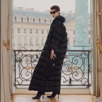 Koleksi terbaru Balenciaga Resort 2024 karya sang creative director Denma yang menghadirkan berbagai busana modern dengan sentuhan couture dan bisa digunakan untuk aneka aktivitas. Foto: Dok. Balenciaga.