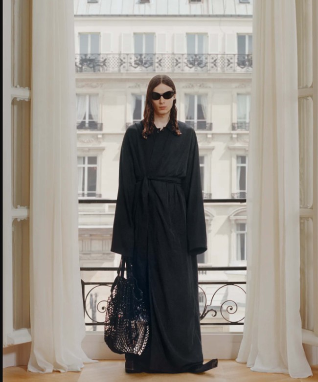 Koleksi terbaru Balenciaga Resort 2024 karya sang creative director Denma yang menghadirkan berbagai busana modern dengan sentuhan couture dan bisa digunakan untuk aneka aktivitas. Foto: Dok. Balenciaga.