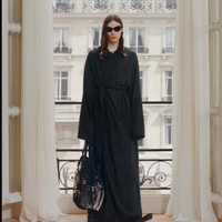 Koleksi terbaru Balenciaga Resort 2024 karya sang creative director Denma yang menghadirkan berbagai busana modern dengan sentuhan couture dan bisa digunakan untuk aneka aktivitas. Foto: Dok. Balenciaga.
