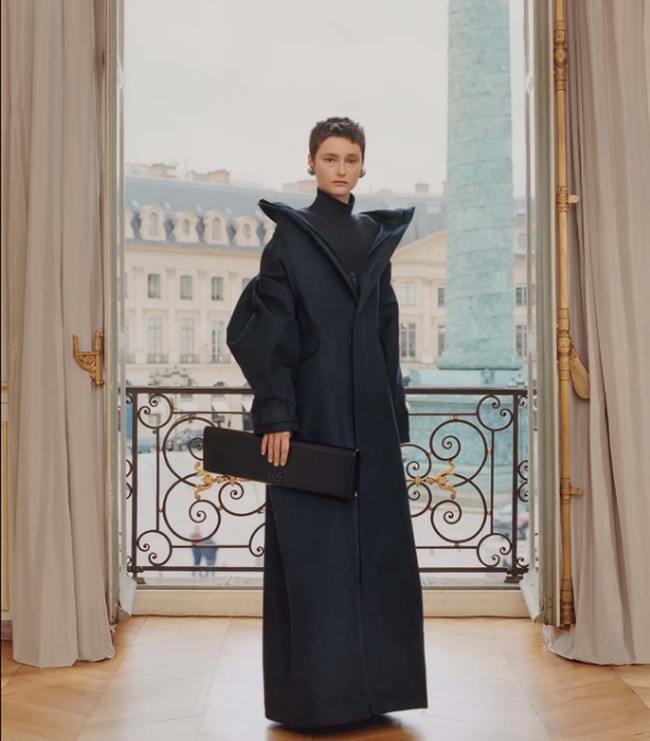 Koleksi terbaru Balenciaga Resort 2024 karya sang creative director Denma yang menghadirkan berbagai busana modern dengan sentuhan couture dan bisa digunakan untuk aneka aktivitas. Foto: Dok. Balenciaga.
