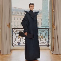 Koleksi terbaru Balenciaga Resort 2024 karya sang creative director Denma yang menghadirkan berbagai busana modern dengan sentuhan couture dan bisa digunakan untuk aneka aktivitas. Foto: Dok. Balenciaga.