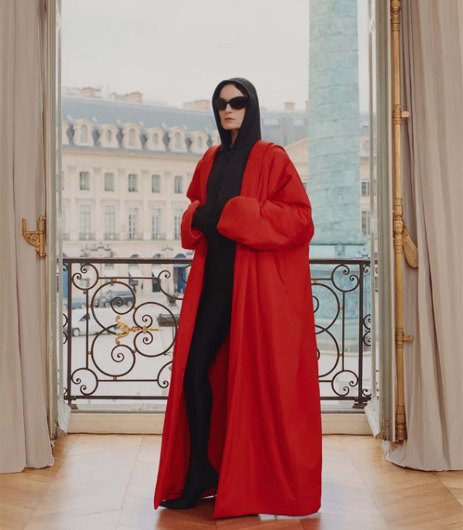 Koleksi terbaru Balenciaga Resort 2024 karya sang creative director Denma yang menghadirkan berbagai busana modern dengan sentuhan couture dan bisa digunakan untuk aneka aktivitas. Foto: Dok. Balenciaga.