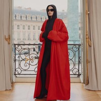 Koleksi terbaru Balenciaga Resort 2024 karya sang creative director Denma yang menghadirkan berbagai busana modern dengan sentuhan couture dan bisa digunakan untuk aneka aktivitas. Foto: Dok. Balenciaga.