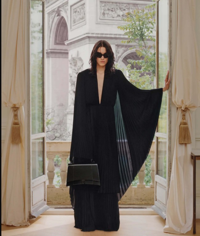Koleksi terbaru Balenciaga Resort 2024 karya sang creative director Denma yang menghadirkan berbagai busana modern dengan sentuhan couture dan bisa digunakan untuk aneka aktivitas. Foto: Dok. Balenciaga.