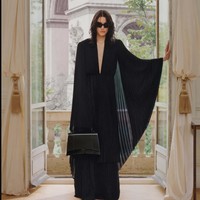 Koleksi terbaru Balenciaga Resort 2024 karya sang creative director Denma yang menghadirkan berbagai busana modern dengan sentuhan couture dan bisa digunakan untuk aneka aktivitas. Foto: Dok. Balenciaga.