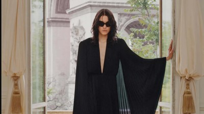 10 Koleksi Balenciaga Resort 2024, Busana Modern dengan Sentuhan Couture