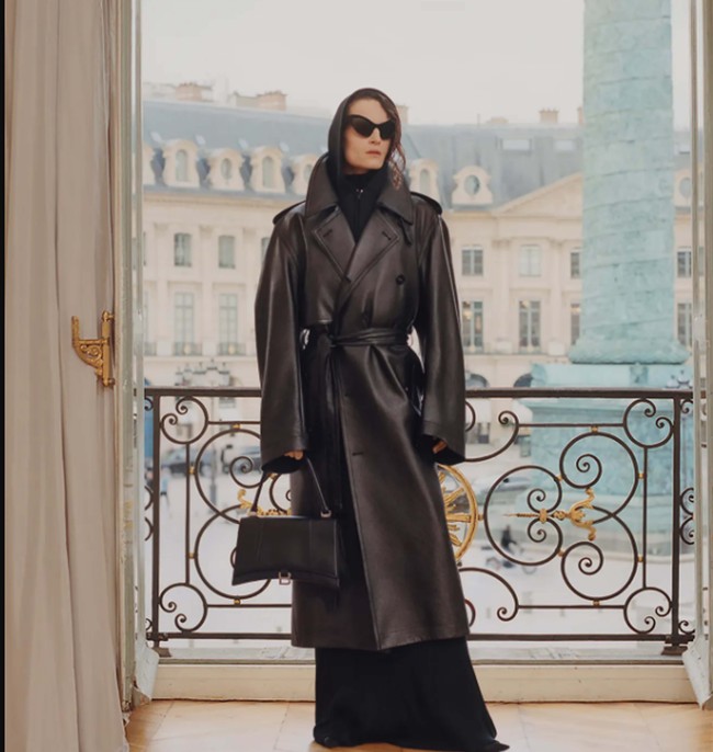 Koleksi terbaru Balenciaga Resort 2024 karya sang creative director Denma yang menghadirkan berbagai busana modern dengan sentuhan couture dan bisa digunakan untuk aneka aktivitas. Foto: Dok. Balenciaga.