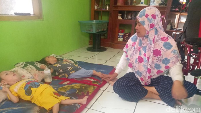 Kondisi terkini 2 bocah kakak beradik di Subang yang idap penyakit lumpuh otak.
