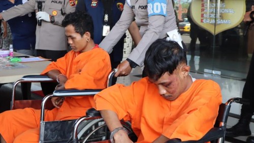 Korban begal, Mita (tengah) datang untuk mengambil motor rampasan dua sekawan di Polres Badung, Selasa (29/8/2023). (Agus Eka/detikBali)