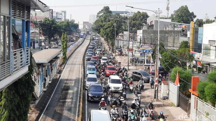 Lalu lintas Jalan Mampang Prapatan Raya, Jaksel, Selasa (29/8/2023) pagi ini macet.