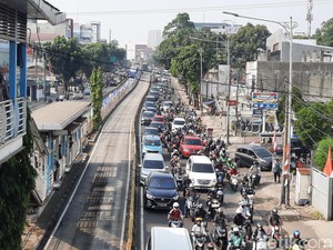 Keluhan Ojol Capek Hadapi Macet di Jalan Mampang Setiap Pagi