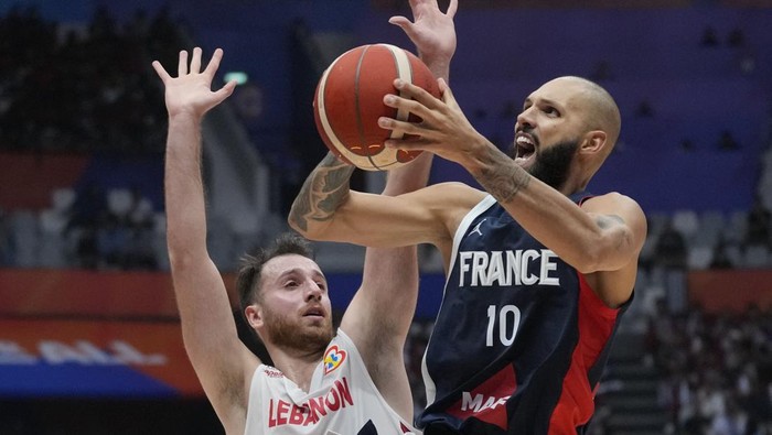 France guard Evan Fournier (10) drives against Lebanon guard Wael Arakji (20) during the Basketball World Cup group H match between France and Lebanon at the Indonesia Arena stadium in Jakarta, Indonesia, Tuesday, Aug. 29, 2023. (AP Photo/Dita Alangkara)