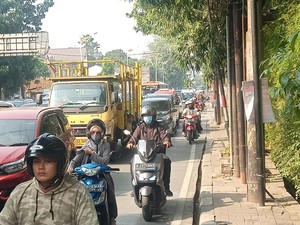 Pemotor Ngeluh Galian di Pondok Pinang Bikin Macet: Lebih Cepat Jalan Kaki