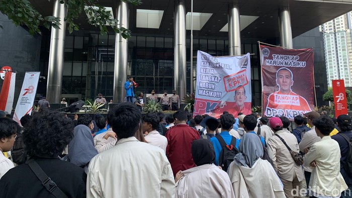 Mahasiswa geruduk KPK minta Harun Masiku ditangkap. (Kadek/detikcom)