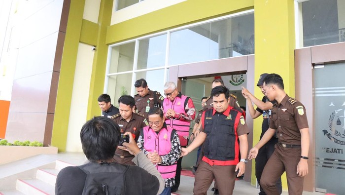 Mantan Rektor dan WR II Unsulbar jadi tersangka baru korupsi alat laboratorium Rp 8 miliar.