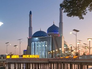 Melihat Kemegahan dan Keunikan Masjid Terapung Amirul Mukminin Makassar