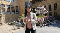 Saat berada di Korea Selatan, Maudy Ayunda membagikan momennya setelah membeli secangkir kopi. Ia tampak polos tanpa riasan wajah sambil menggenggam secangkir kopi. Foto: Instagram @maudyayunda