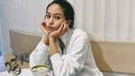 Gaya Cantik Maudy Ayunda Saat Ngopi dan Makan Es Krim