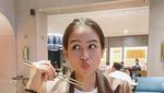 Gaya Cantik Maudy Ayunda Saat Ngopi dan Makan Es Krim