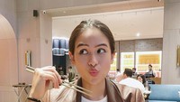 Posenya di sebuah restoran yang menawarkan menu Jepang juga tampak menggemaskan. Saat itu, Maudy memagang sumpit dan terlihat menikmati sajian horenzo. Foto: Instagram @maudyayunda