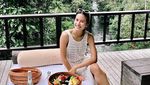 10 Gaya Stylish Maudy Ayunda Saat Makan Burger dan Ngopi Cantik