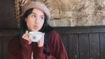 Gaya Cantik Maudy Ayunda Saat Ngopi dan Makan Es Krim