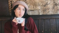 Pelantun lagu Perahu Kertas ini tampaknya memang hobi ngopi. Ini momennya berpose dengan secangkir kopi di kafe yang konsepnya vintage. Foto: Instagram @maudyayunda