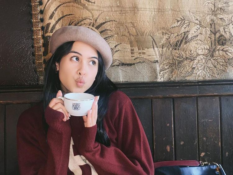 Gaya Cantik Maudy Ayunda Saat Ngopi dan Makan Es Krim