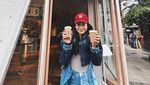 Gaya Cantik Maudy Ayunda Saat Ngopi dan Makan Es Krim