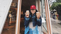 Saat liburan ke Jepang, Maudy terlihat mengunjungi sebuah coffee shop. Ia tampak membeli dua cangkir kopi hangat yang nikmat. Foto: Instagram @maudyayunda