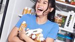 Gaya Cantik Maudy Ayunda Saat Ngopi dan Makan Es Krim