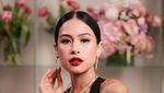 Gaya Cantik Maudy Ayunda Saat Ngopi dan Makan Es Krim