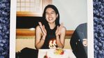 Gaya Cantik Maudy Ayunda Saat Ngopi dan Makan Es Krim